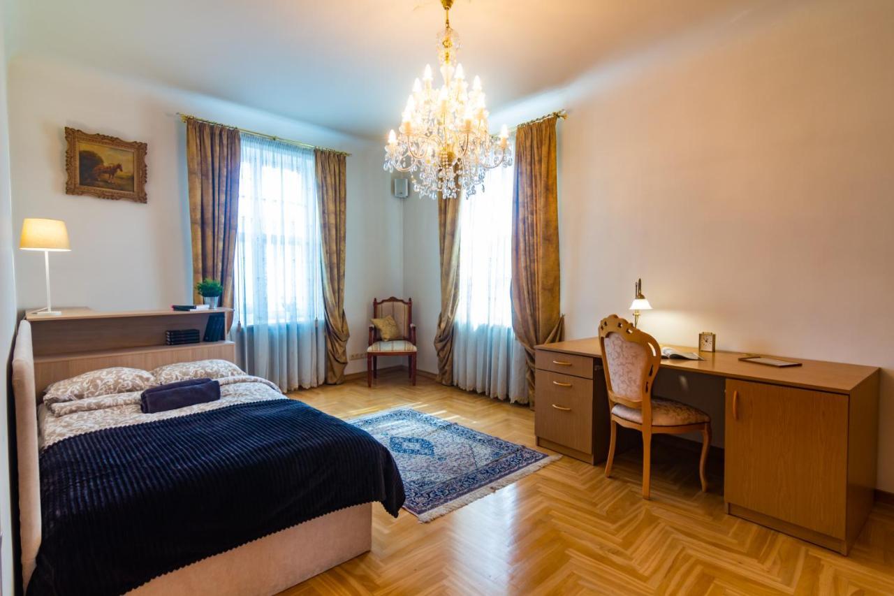 Classic Style Apartment In The Center Of Рига Екстериор снимка