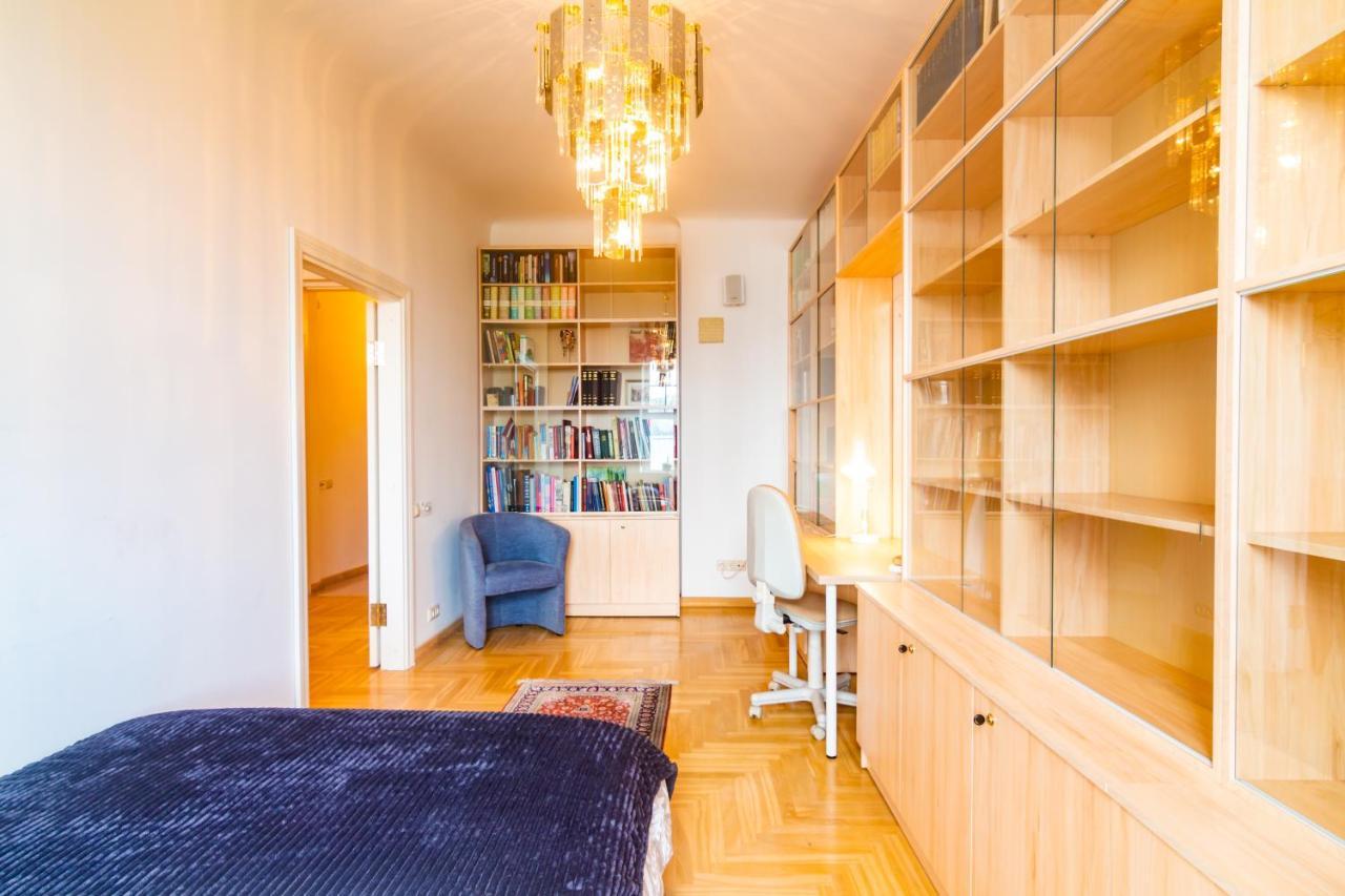 Classic Style Apartment In The Center Of Рига Екстериор снимка