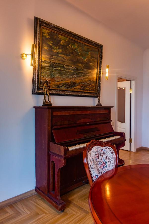 Classic Style Apartment In The Center Of Рига Екстериор снимка