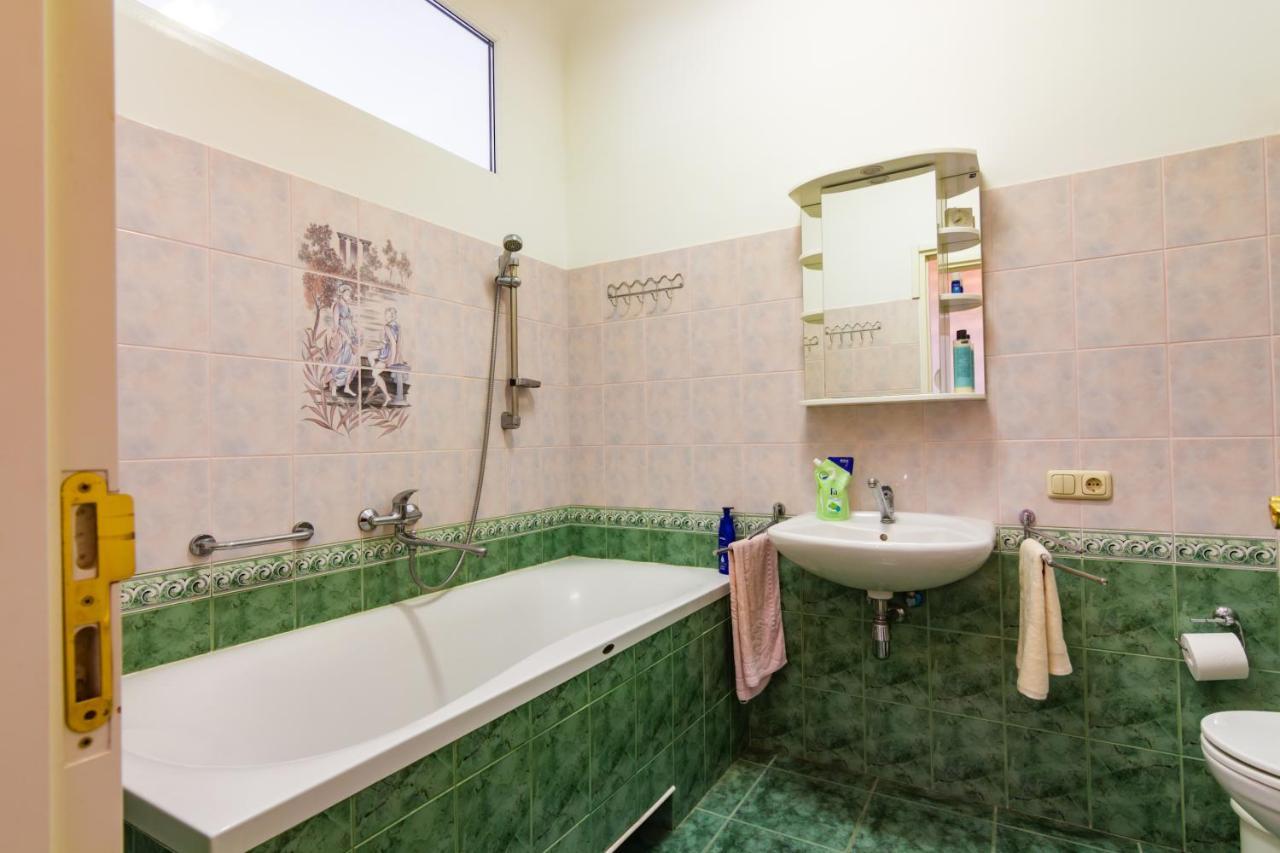 Classic Style Apartment In The Center Of Рига Екстериор снимка