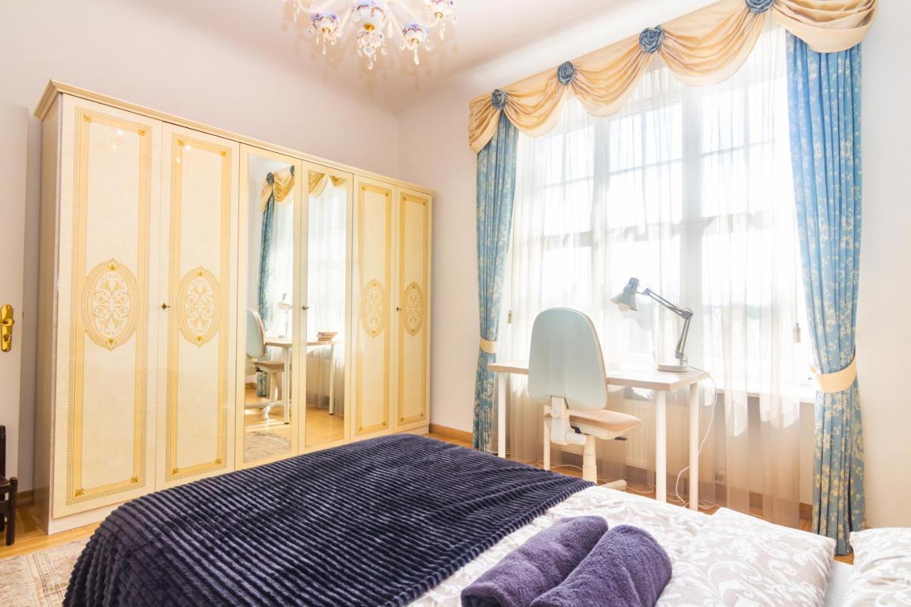 Classic Style Apartment In The Center Of Рига Екстериор снимка