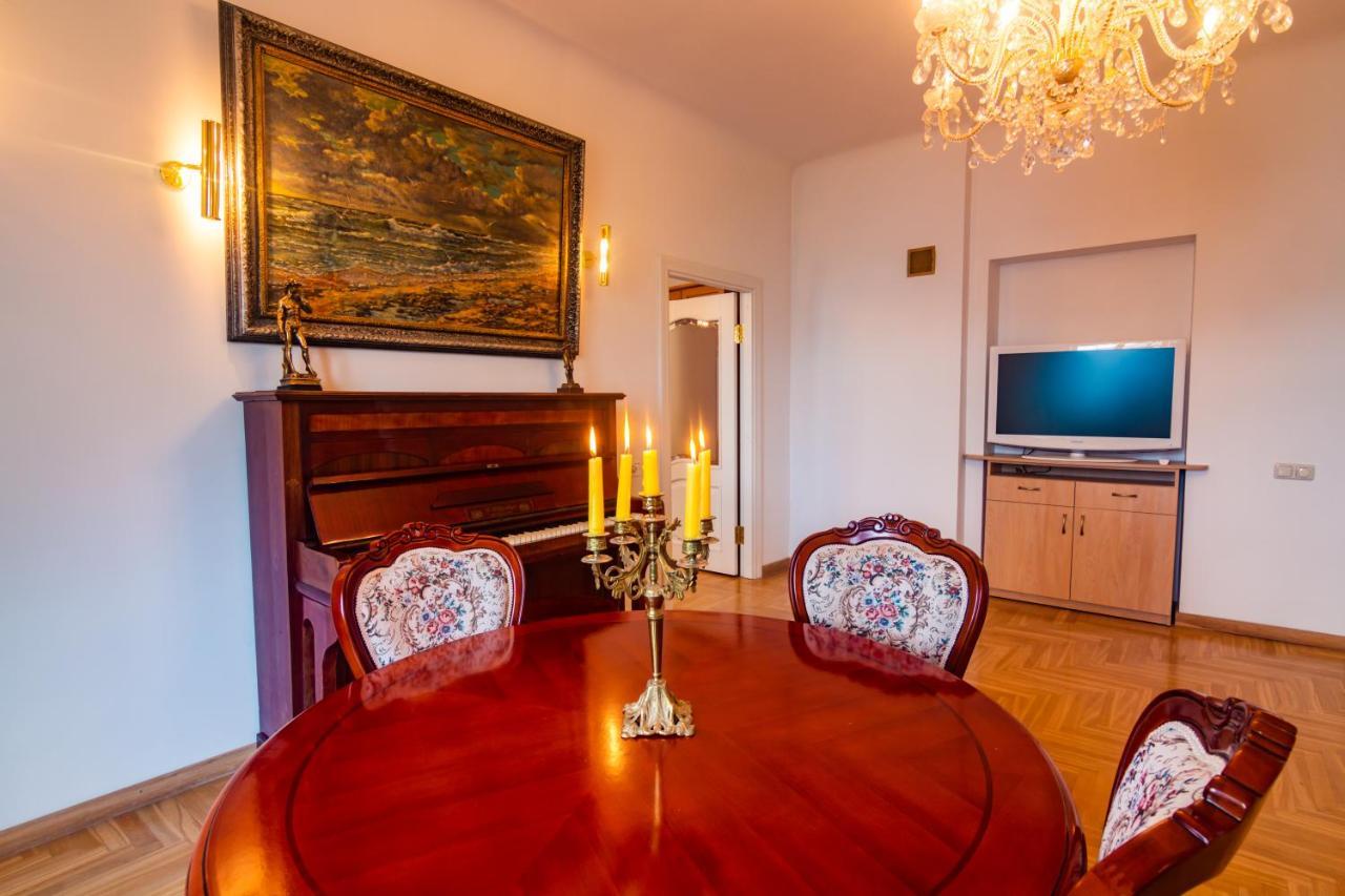 Classic Style Apartment In The Center Of Рига Екстериор снимка